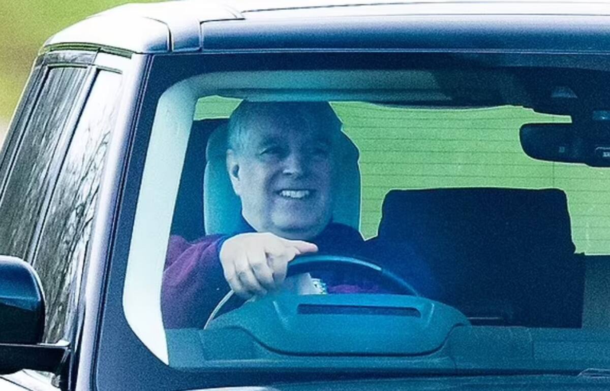 El Príncipe Andrés lucía sonriente el sábado por la mañana en los terrenos de Windsor. - Créditos: Daily Mail