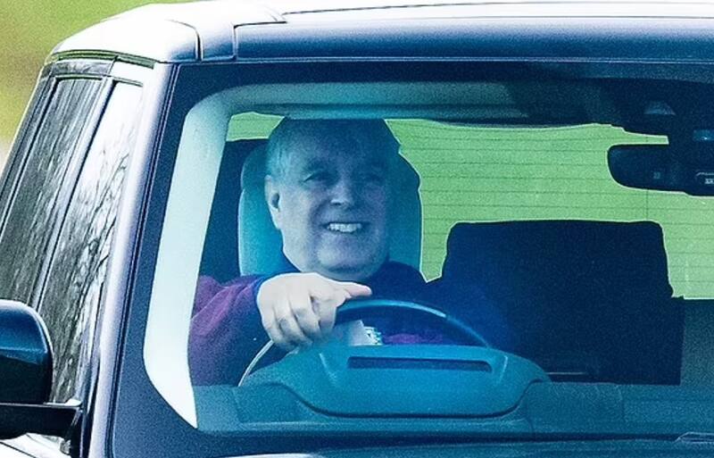 El Príncipe Andrés lucía sonriente el sábado por la mañana en los terrenos de Windsor. - Créditos: Daily Mail