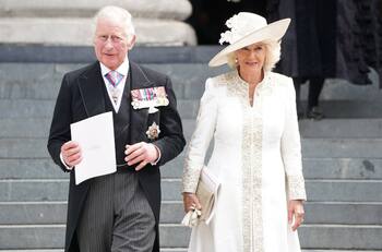 El look veraniego del príncipe Carlos y Camila de Cornualles en un evento oficial