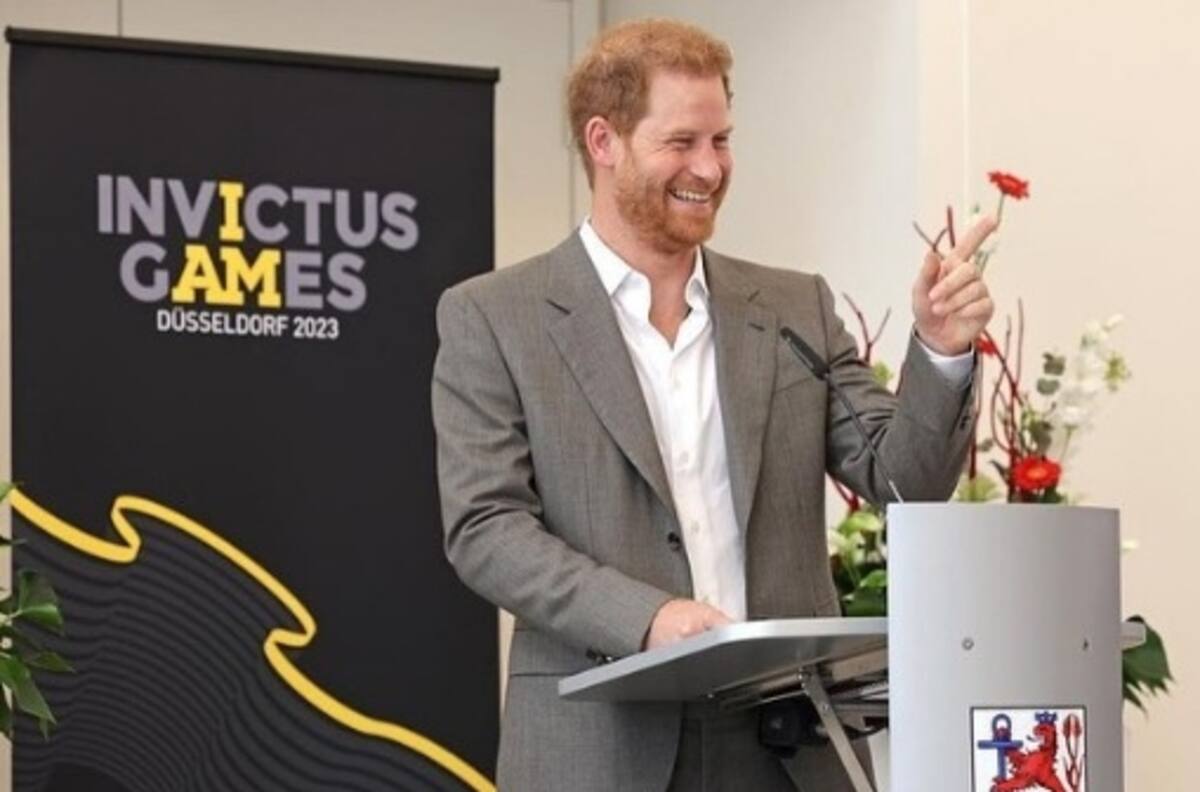 El Príncipe Harry encantó al público al hablar en alemán y bromear sobre la cerveza