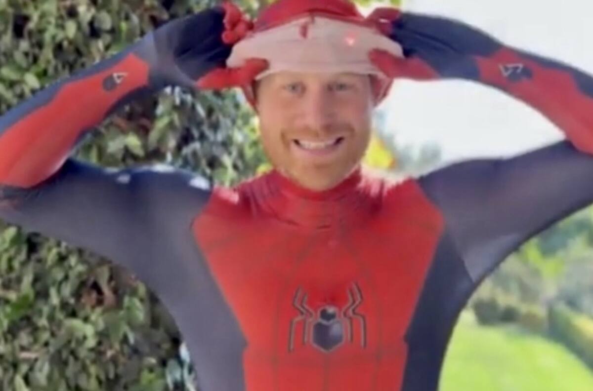 Príncipe Harry se viste como 'Spiderman' por una noble causa