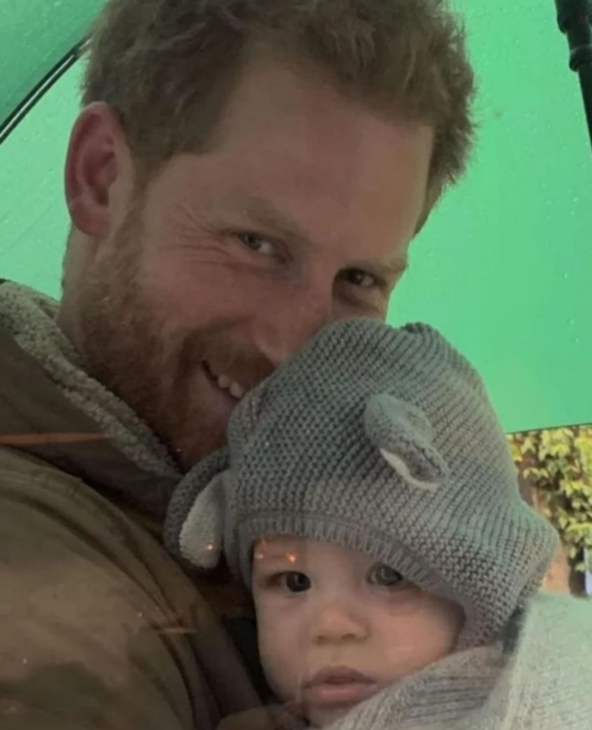 El príncipe Harry no desperdicia tiempo ni oportunidades para regalonear con sus hijos. - Créditos: Instagram