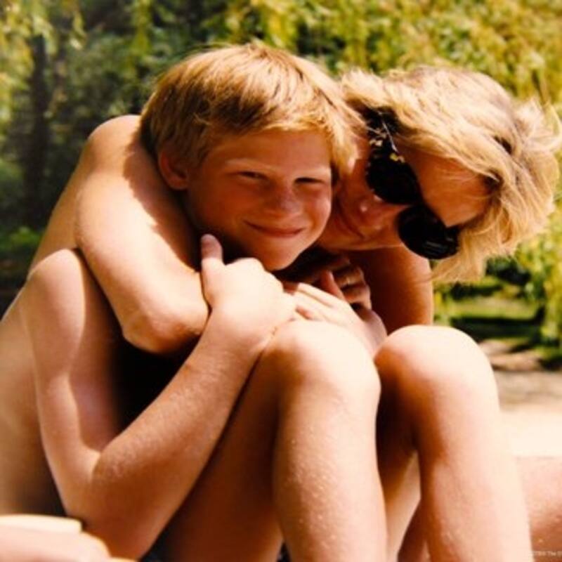 El príncipe Harry no podía creer la muerte de su madre - Créditos: Twitter