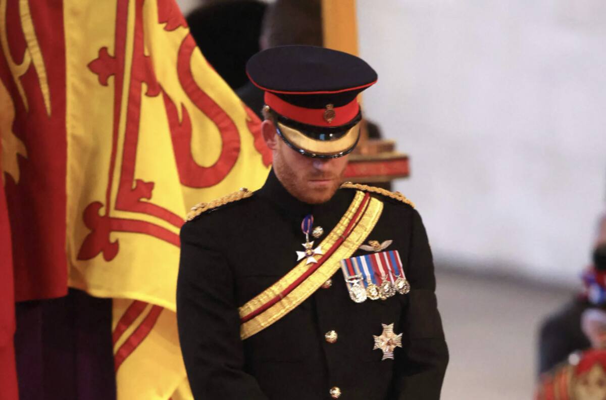 El príncipe Harry sí usó uniforme militar durante la vigilia a la reina Isabel II