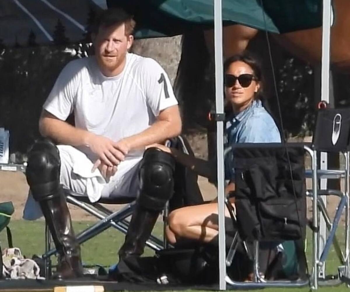El Príncipe Harry y Meghan Markle durante un descanso del partido de polo. - Créditos: Daily Mail