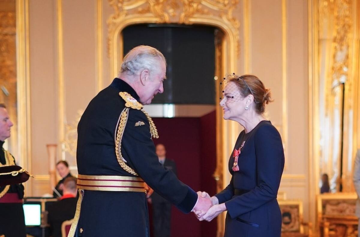 Rey Carlos III le otorga importante reconocimiento a la hija de Paul McCartney