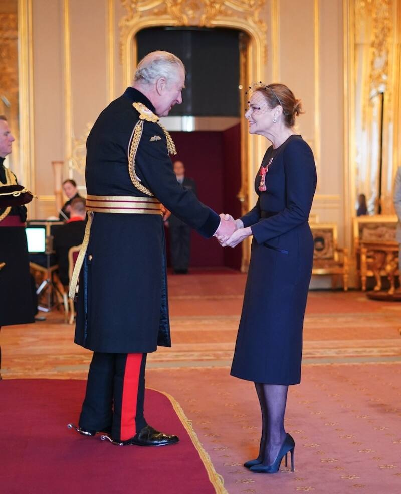 El Rey Carlos III homenajeó a Stella McCartney - Créditos: Twitter