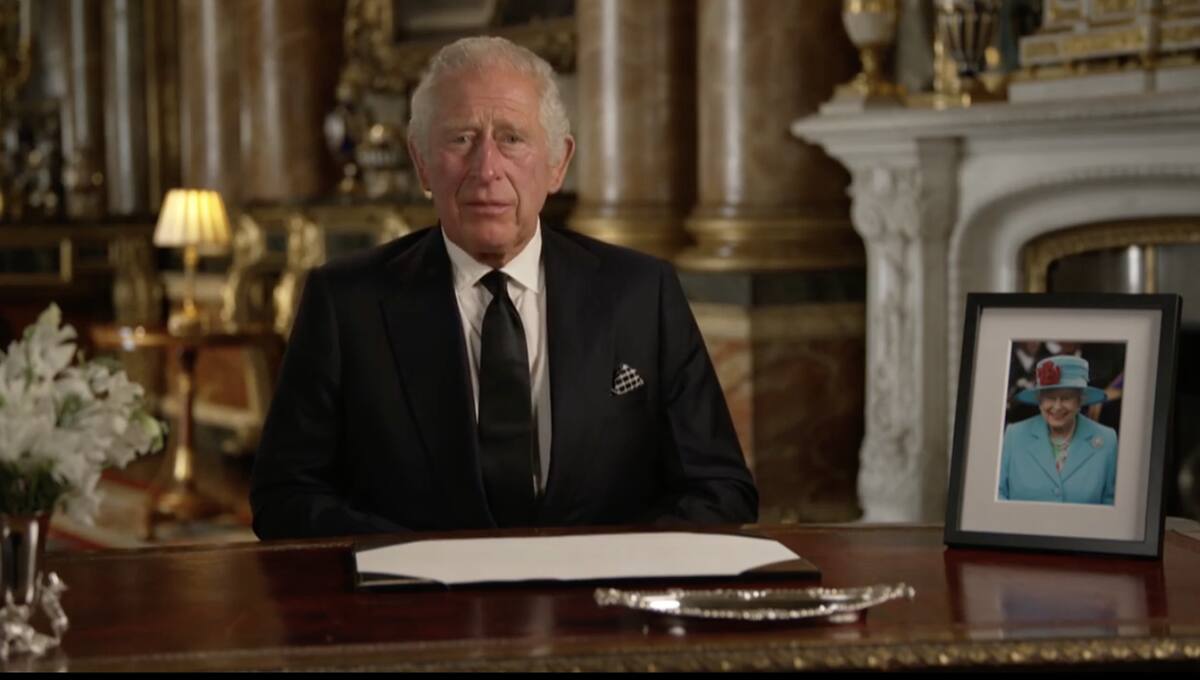 El rey Carlos III le obsequiaron una nueva lapicera para evitar incidentes con la tinta - Créditos: Instagram