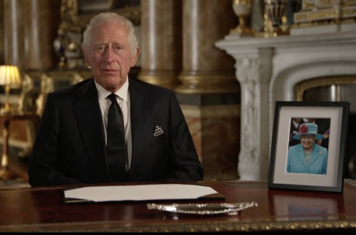 Rey Carlos III recibe obsequio para que no tenga arranques de ira