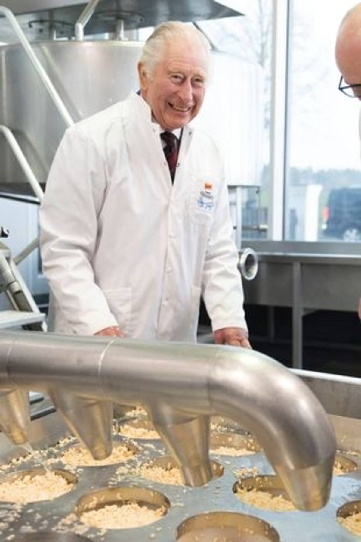 El Rey Carlos III no aguantó la risa mientras preparaba queso. - Créditos: Mirror