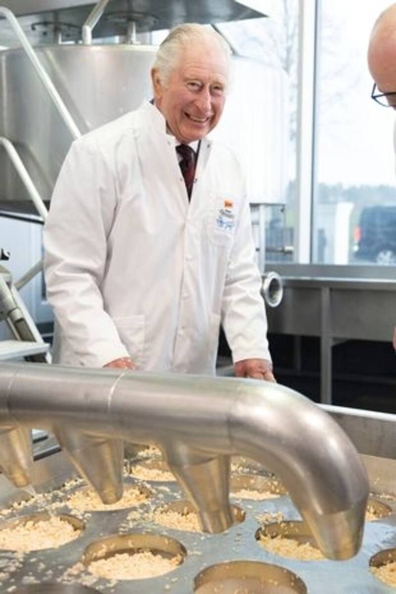 El Rey Carlos III no aguantó la risa mientras preparaba queso. - Créditos: Mirror