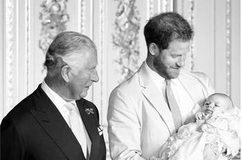 Archie y Lilibet son “irrelevantes” para el rey Carlos III