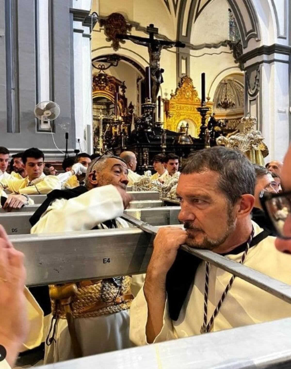 El sacrificio de Antonio Banderas cargando una figura religiosa en el Domingo de Ramos El actor en la catedral de Málaga, antes de salir a la calle - Créditos: Instagram