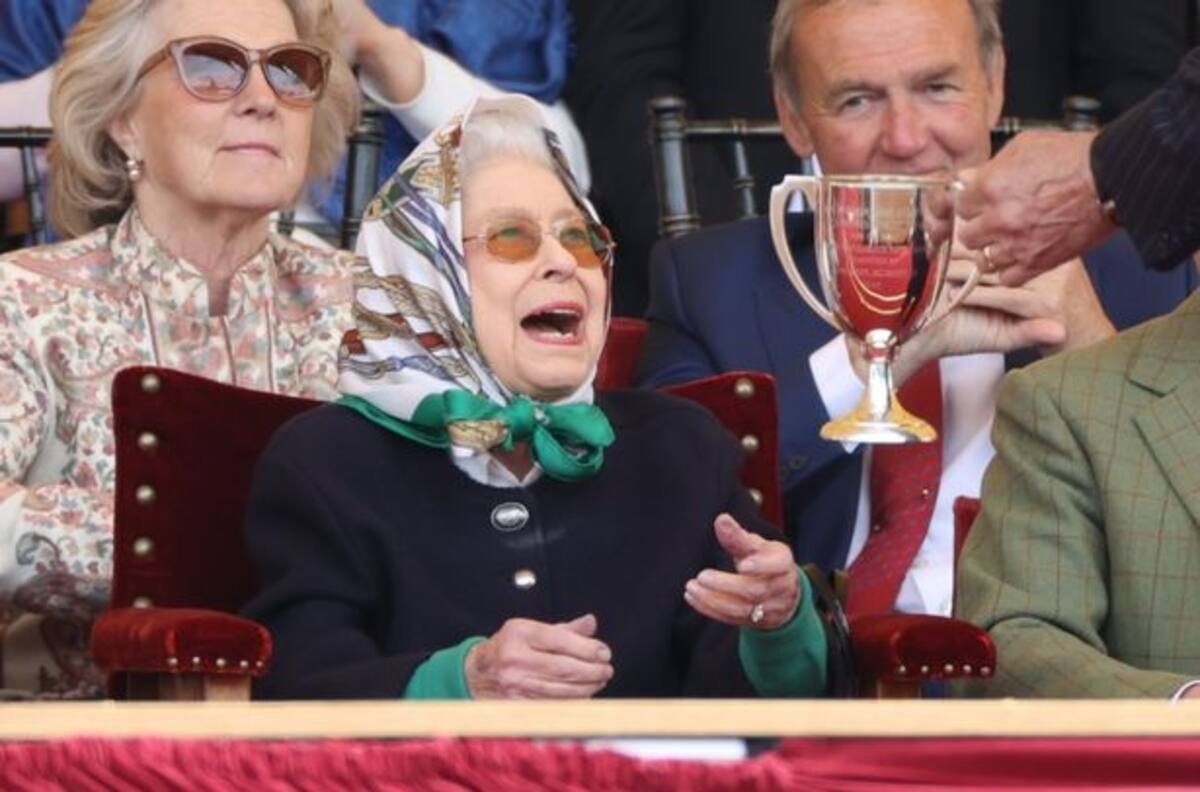 Botella de whisky de la Reina Isabel II se vende en 15 mil dólares