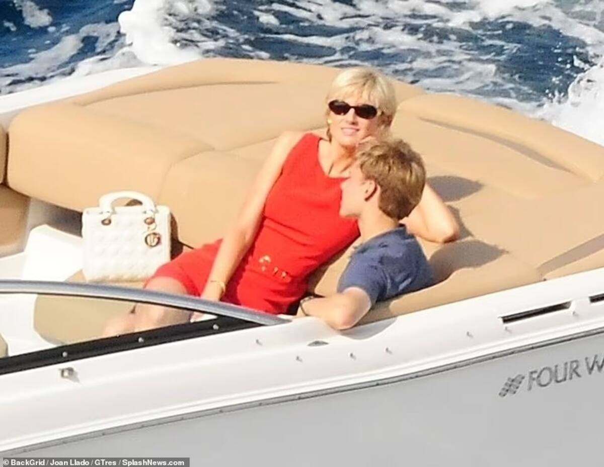 Elizabeth Debicki apareció en Mallorca grabando la quinta temporada de la serie sobre la realeza británica - Créditos: Twitter
