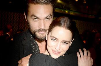 Emilia Clarke asegura que lloró al grabar algunas escenas con Jason Momoa