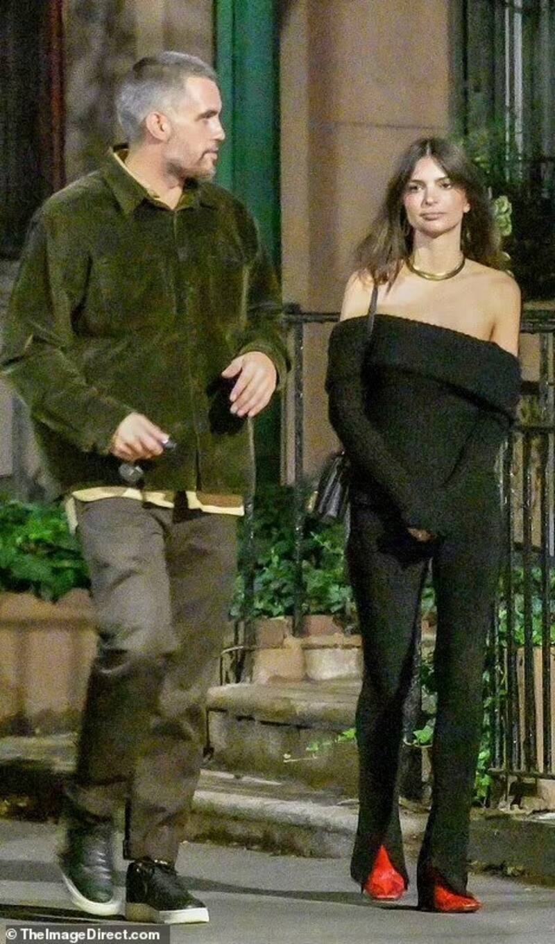 Emily Ratajkowski le cierra la puerta a Brad Pitt y se besa con un misterioso hombre La modelo fue vista muy enamorada con un hombre desconocido - Créditos: Twitter