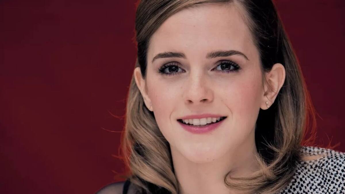 Emma Watson y su novio pasan el rato en galería de arte en Venecia