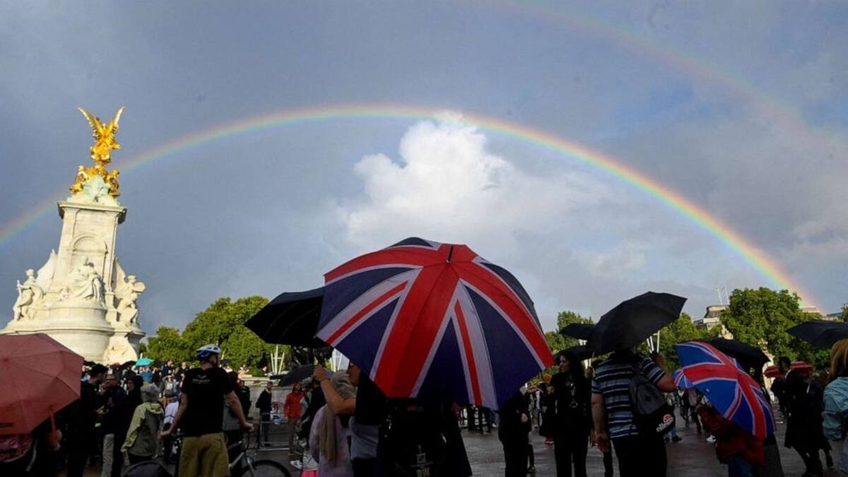 En el palacio de Buckingham apareció un arcoíris doble - Créditos: Twitter
