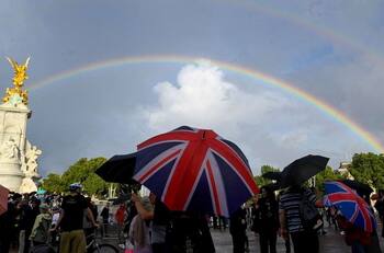 El cielo "rinde tributo” a la reina Isabel II mientras los británicos estremecen al mundo cantando