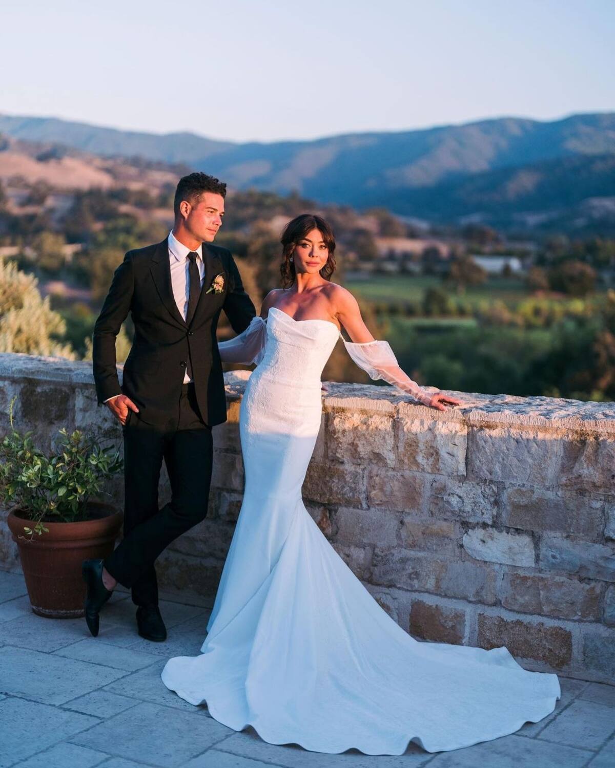 En uno de los registros, Wells Adams luce visiblemente emocionado a la espera de su futura esposa Sarah Hyland - Créditos: Instagram