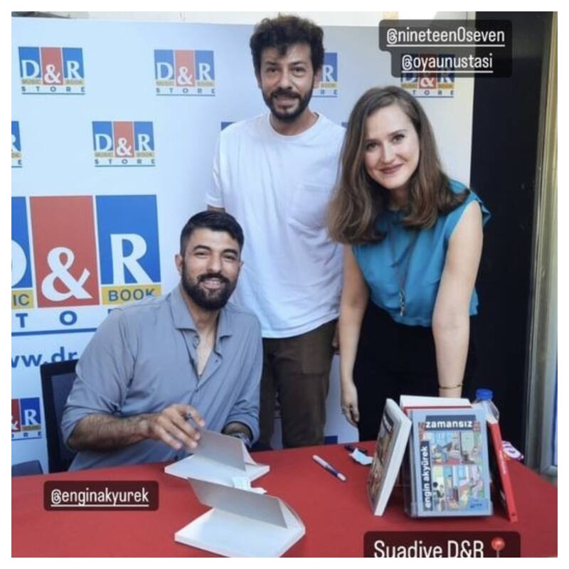 Engin Akyürek junto a sus amigos actores Ahmet Tansu Taşanlar y Oya Unustasi, que figuraron en Hercai.