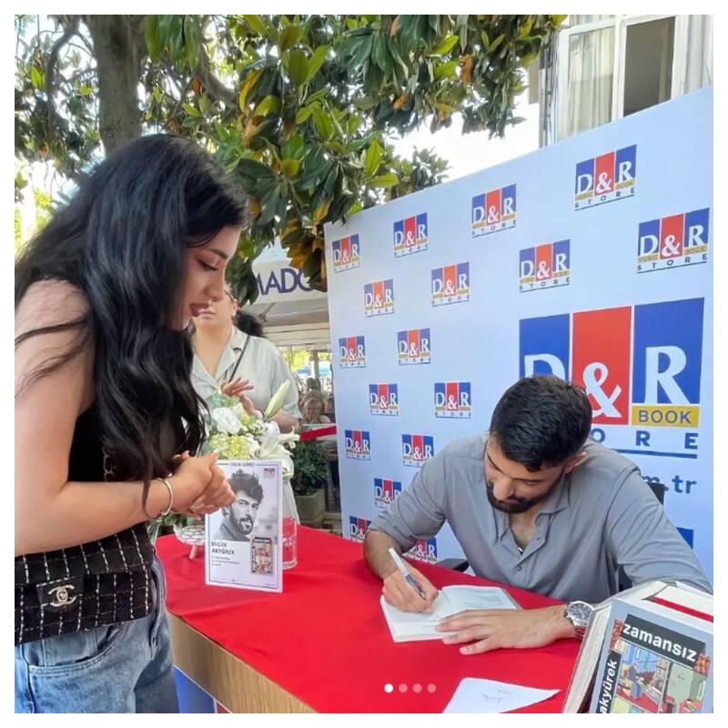 Engin Akyürek firmó centenares de libros en un encuentro con sus seguidores en Estambul.