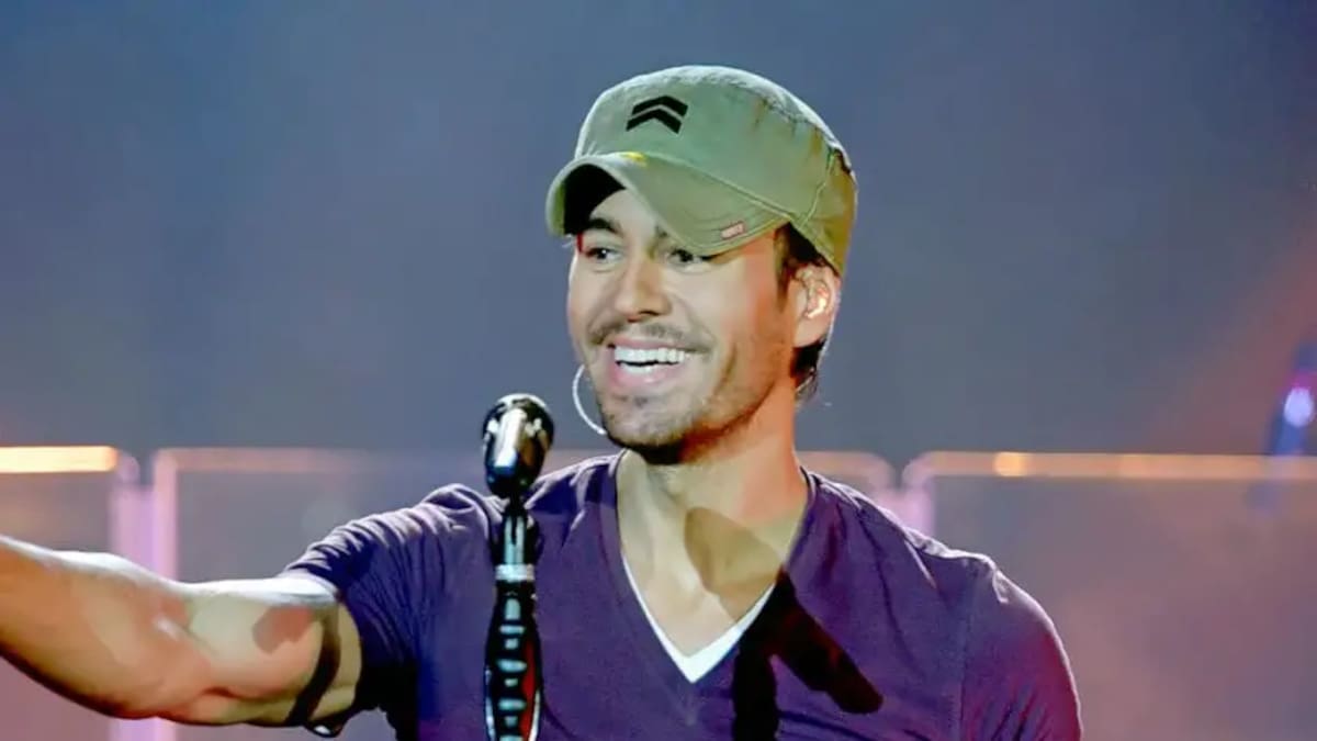 Enrique Iglesias se excede en amabilidad para fotografiarse con un fan