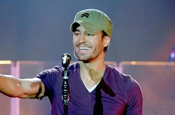 Enrique Iglesias se excede en amabilidad para fotografiarse con un fan