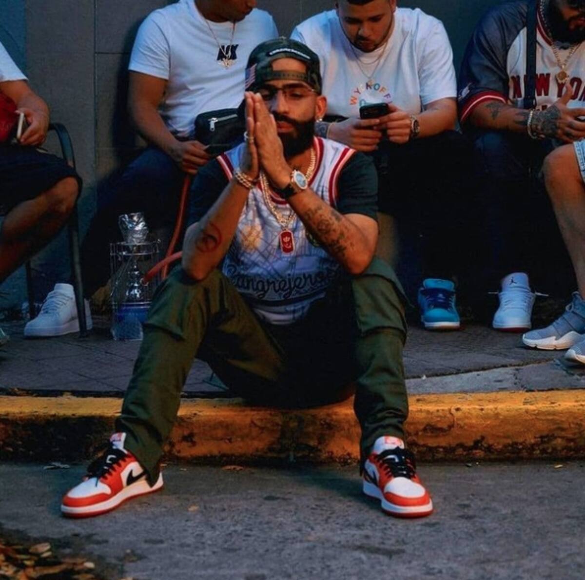 Entre lágrimas Arcángel manda mensaje a mujer que provocó accidente que le quitó la vida a su hermano - Créditos: Instagram Arcángel