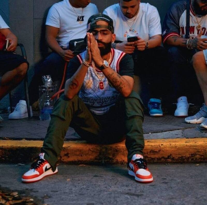 Entre lágrimas Arcángel manda mensaje a mujer que provocó accidente que le quitó la vida a su hermano - Créditos: Instagram Arcángel