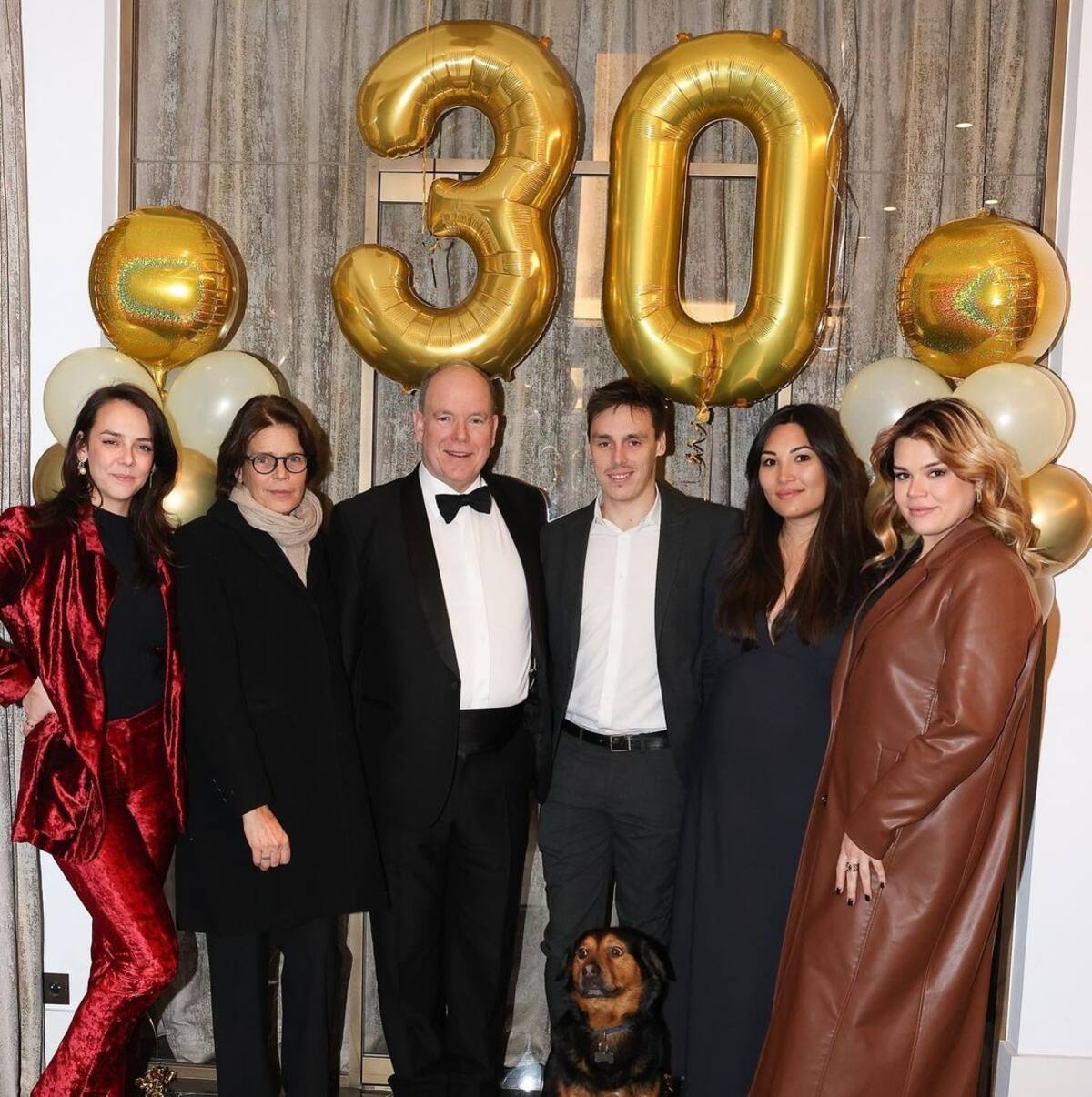 Estefanía de Mónaco (seg. a la izquierda) debutó como abuela. Una foto familiar en el cumpleaños de Louis Ducruet, el papá primerizo - Créditos: Instagram