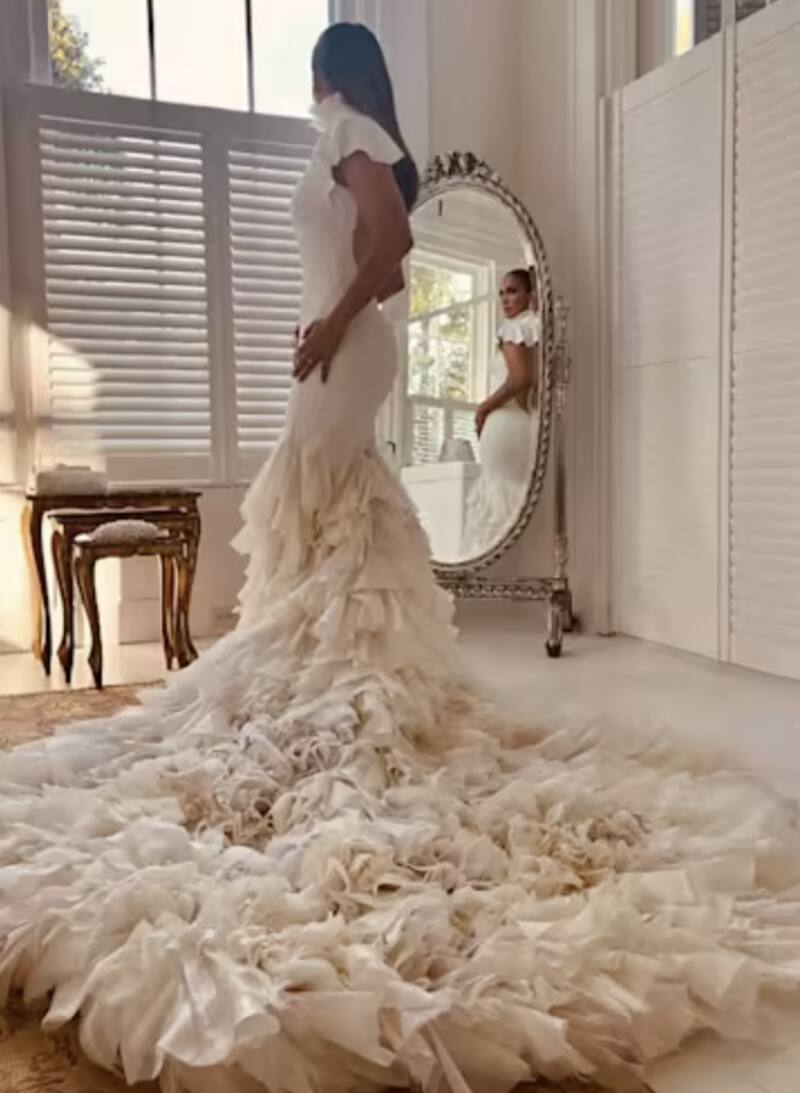 Estos fueron los impresionantes tres vestidos que usó JLo en su segunda boda con Ben Affleck - Créditos: On the JLo