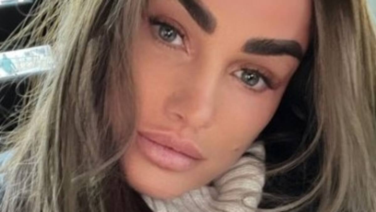 Estrella británica de reality se somete a su cirugía número 16 pese a advertencia médica