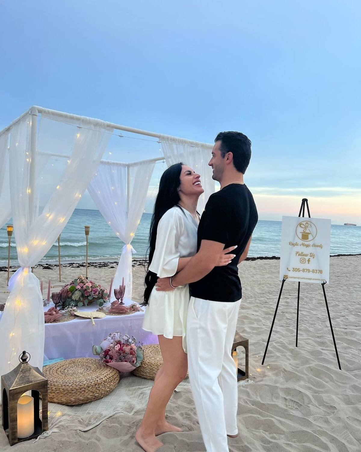 Evelyn Beltrán sorprende a Toni Costa - Créditos: Instagram @rusticmagicevents