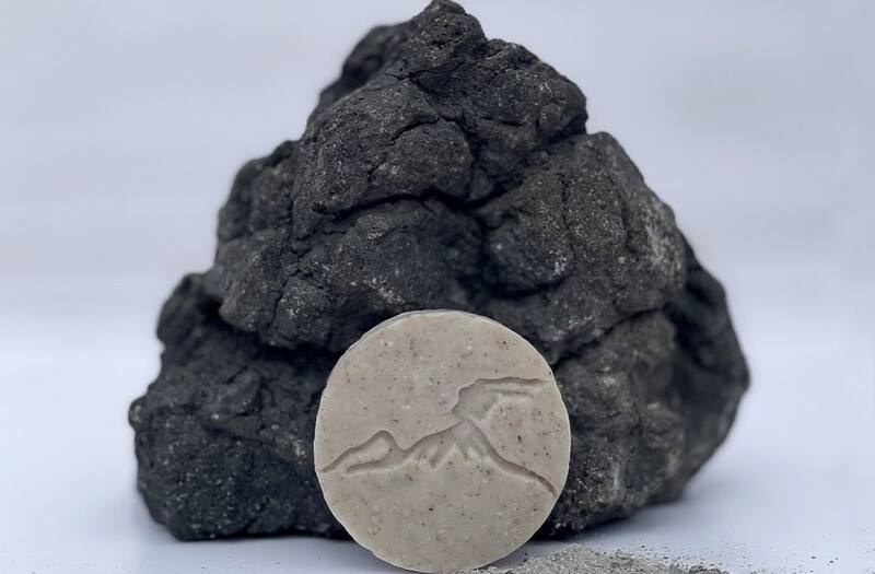 Existen productos para cuidar la piel, unos de ellos a base de ceniza volcánica - Créditos: Instagram