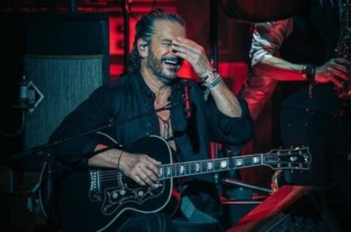 Fan de Ricardo Arjona tiene insólita reacción durante concierto del cantante