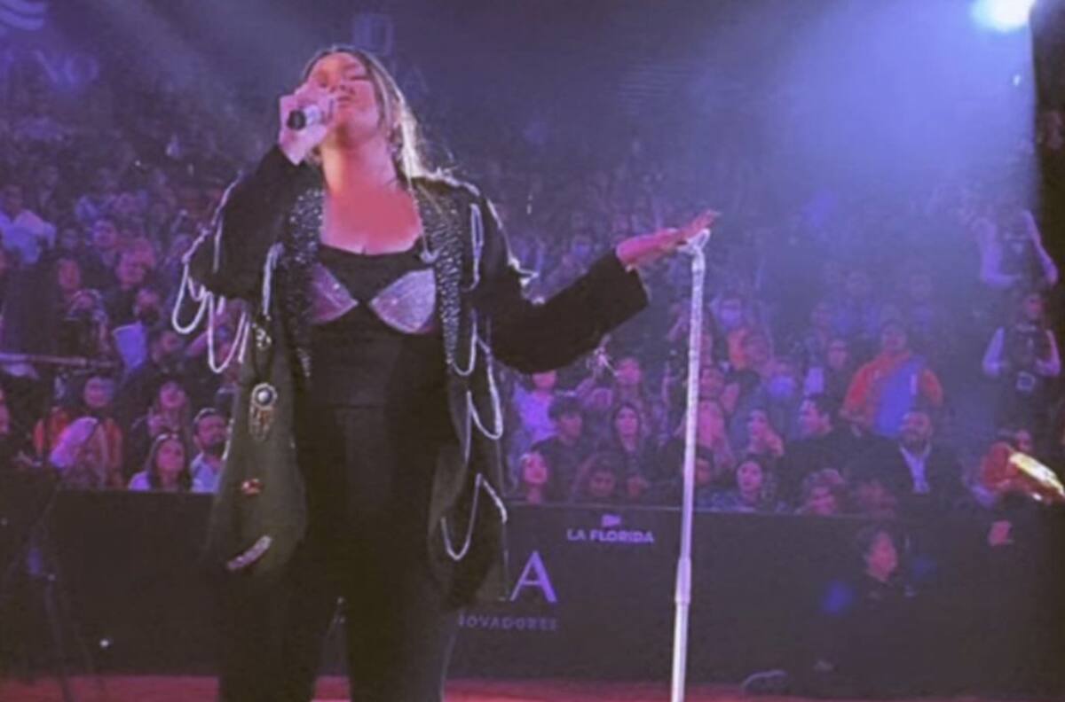 Fan le arrebata el micrófono a Yuridia, se pone a cantar en su lugar y se viraliza en redes sociales
