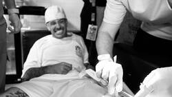 ¡Feid rompió el escenario! El novio de Karol G se accidentó en concierto