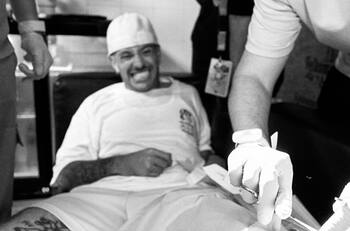 ¡Feid rompió el escenario! El novio de Karol G se accidentó en concierto