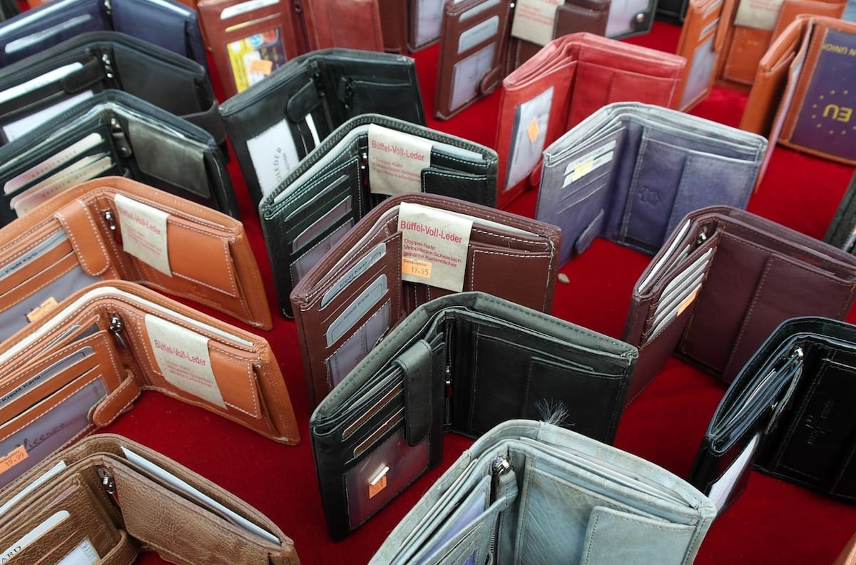 El lenguaje cromático de la abundancia: Carteras que invocan prosperidad