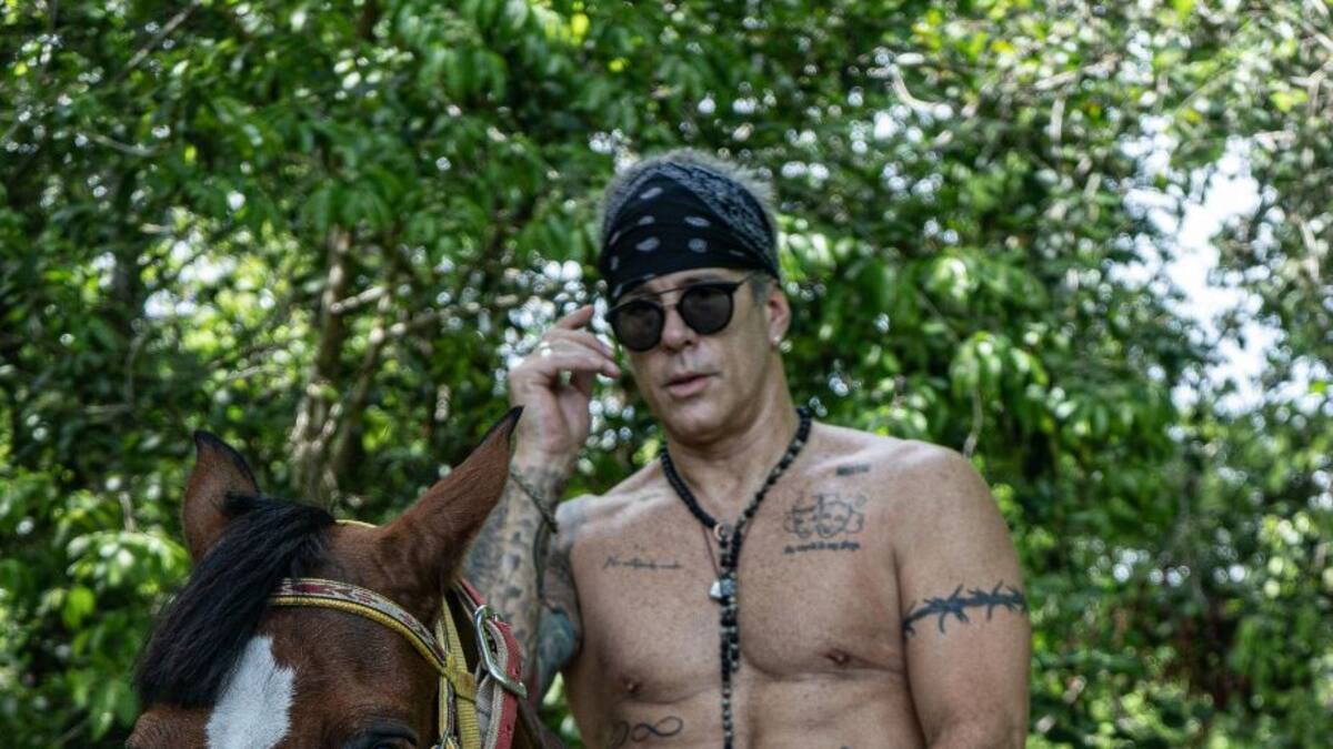 Fernando Carrillo anuncia nueva faceta en su carrera: se despoja de la ropa a los 56 años