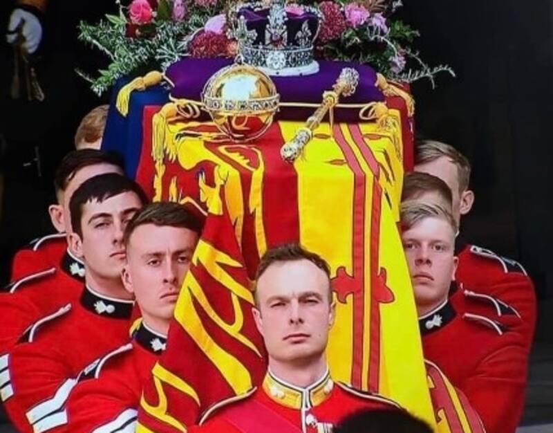 Fortaleza de 8 soldados que llevaron féretro de Isabel II es admirada por el mundo - Créditos: Instagram