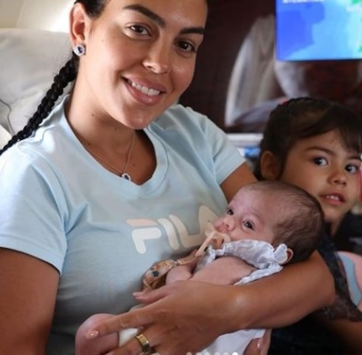 Georgina les pide a Cristiano Ronaldo y Bella Esmeralda que posen y el resultado es pura ternura - Créditos: Instagram