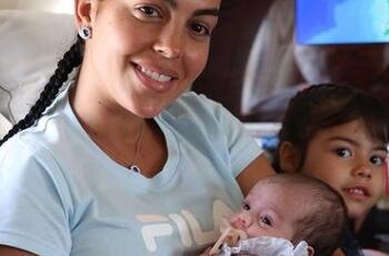 Georgina pide a Cristiano Ronaldo y Bella Esmeralda que posen y los parecidos ya se comienzan a ver