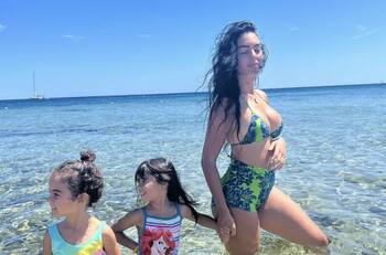 Georgina Rodríguez se divierte con sus hijos en la playa