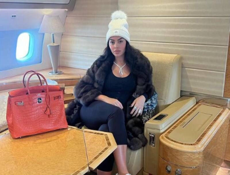Georgina Rodríguez presume la cama que comparte con Cristiano Ronaldo en un avión privado - Créditos: Instagram