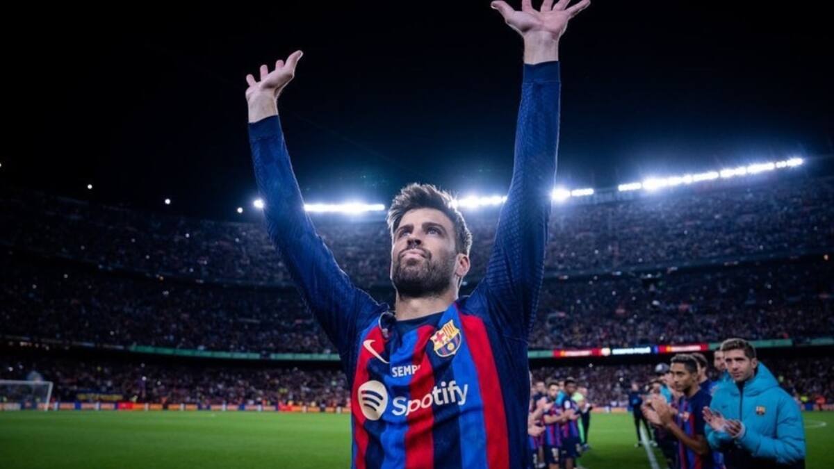 Gerard Piqué besó apasionadamente a Clara Chía tras su despedida del FC Barcelona