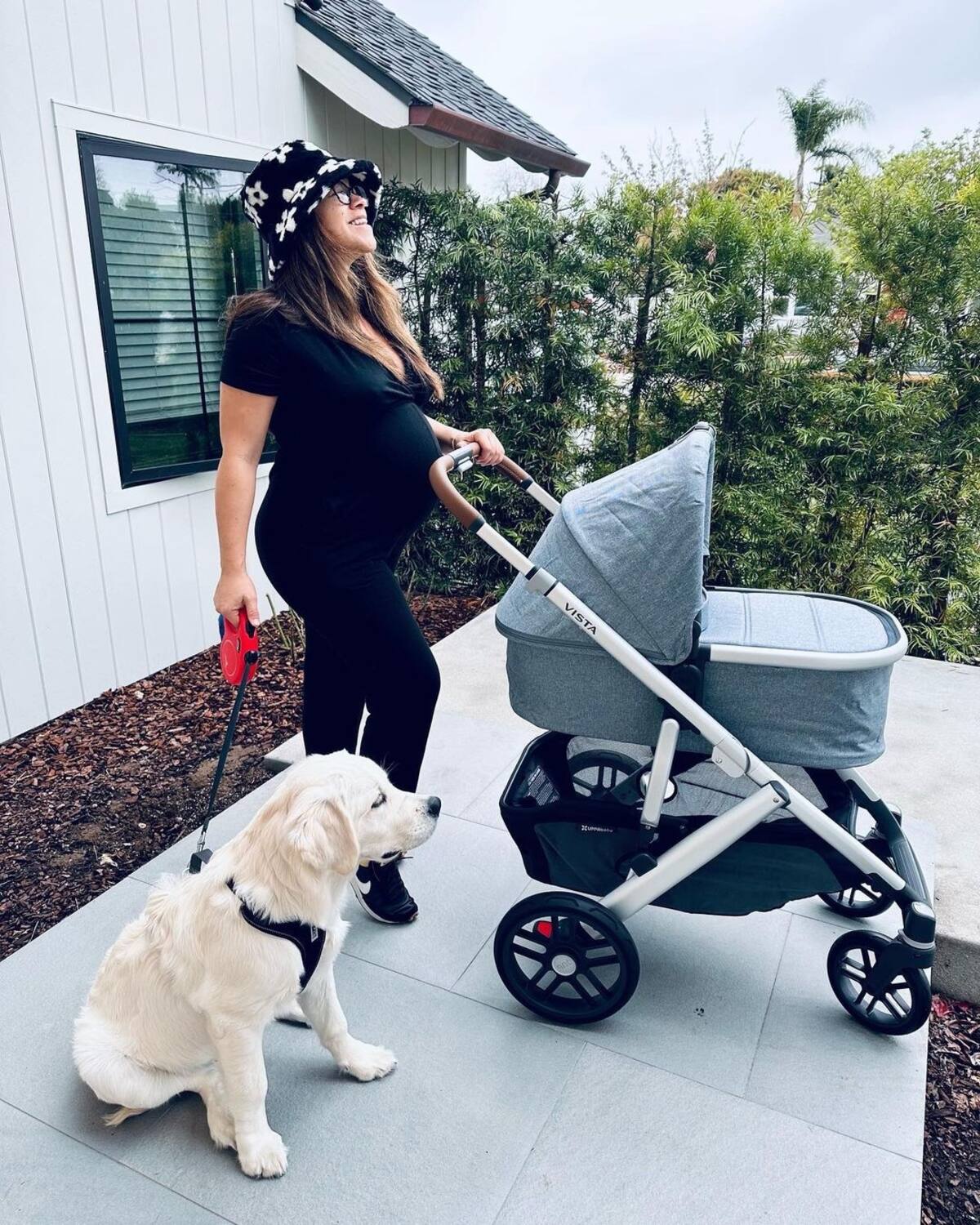 Gina Rodíguez fue captada de paseo con su bebé mientras lo carga en el pecho - Créditos: Instagram