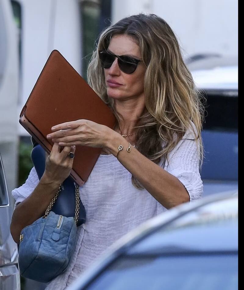 Gisele lució enojada mientras era fotografiada al salir de un edificio donde se encuentra un bufete de abogados - Créditos: Daily Mail